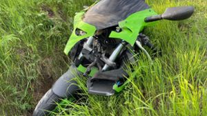Kontrolle verloren: Motorradfahrer landen im Graben