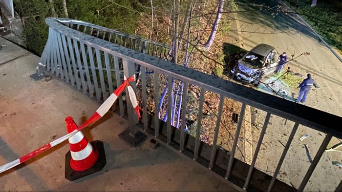 Mit 160 durch Helmbrechts: Autofahrer stürzt auf Flucht vor Polizei von Brücke